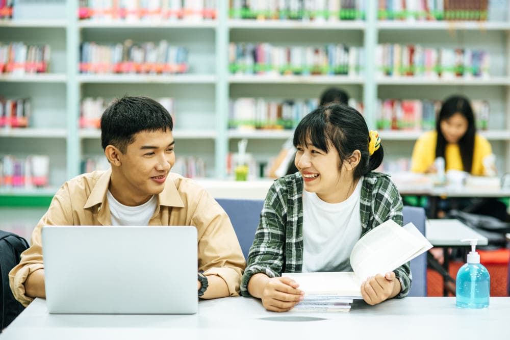 Guru mentor Bimbel inSTAN membimbing siswa